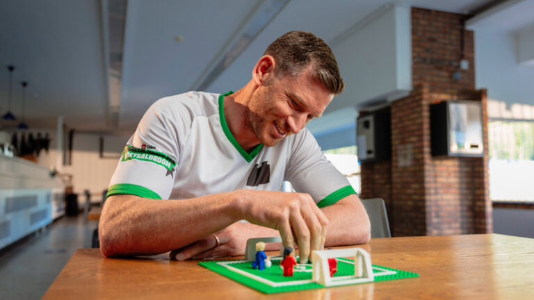 LEGO Fan Village wakkert de voetbalgekte aan LEGO: Jan Vertonghen